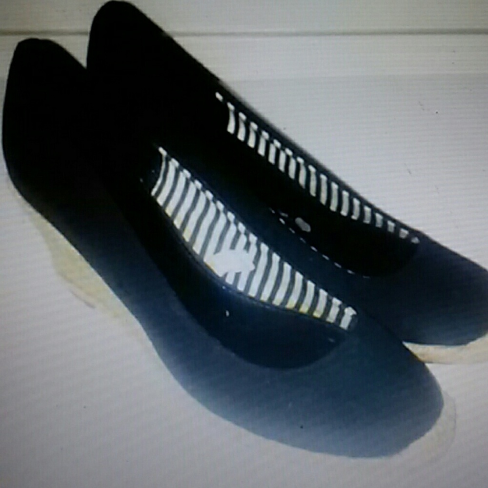 Shoes - Picture 2 of 3